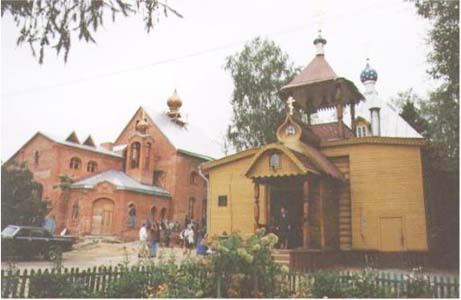 L'ancienne et la nouvelle église à Novaia Dérévnia